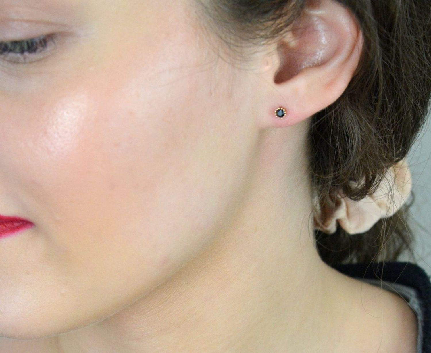 Kolczyki złote z czarną cyrkonią pr 585, KL 8080A 585 Dodaj odrobinę elegancji i charakteru do swojej biżuteryjnej kolekcji dzięki złotym kolczykom z czarną cyrkonią.1.jpg